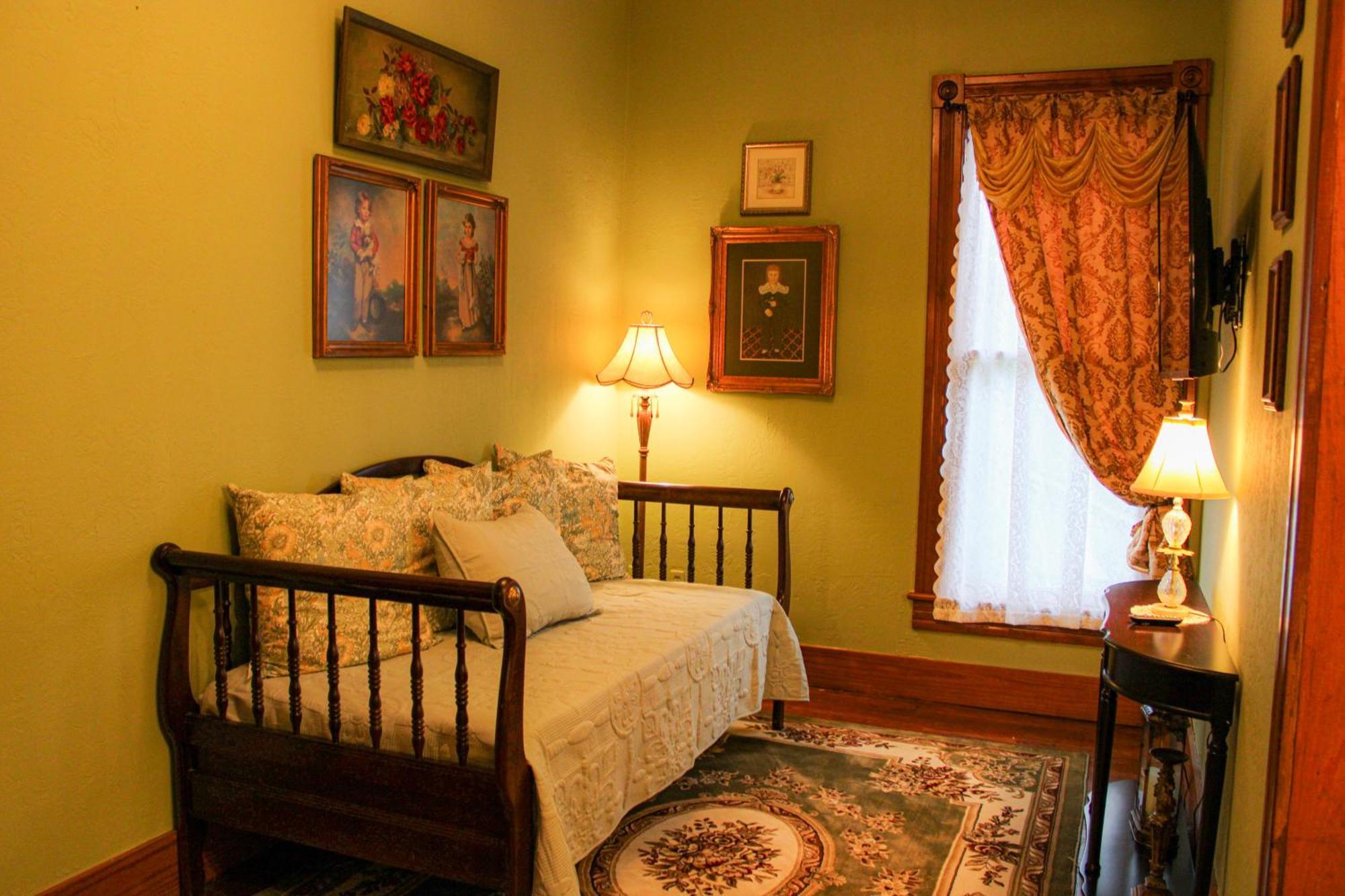 Woodbine Inn And Restaurant Madisonville 外观 照片