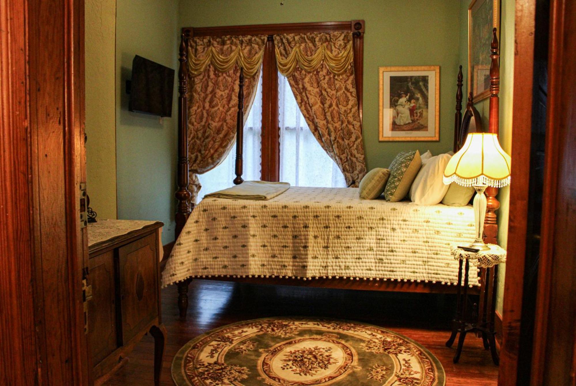 Woodbine Inn And Restaurant Madisonville 外观 照片